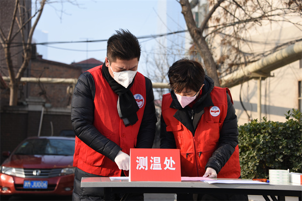 2020年2月，在公司認領的無物業(yè)管理執(zhí)勤點位上，黨員在執(zhí)勤點位上工作.jpg