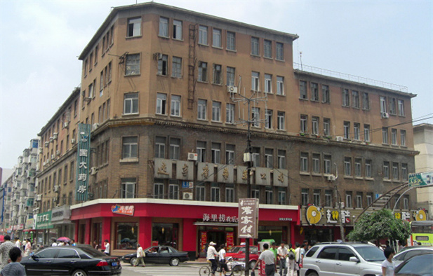 1949年，東北醫(yī)藥總公司辦公樓（位于沈陽(yáng)市太原街13 號(hào)，其中第一至第三層為30年代原建筑，第四層以上為80  年代所接蓋。.jpg