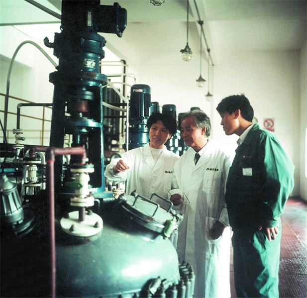 上世紀90年代，周后元在藥廠生產(chǎn)車間指導工作。1994年周后元當選首批中國工程院院士。.jpg