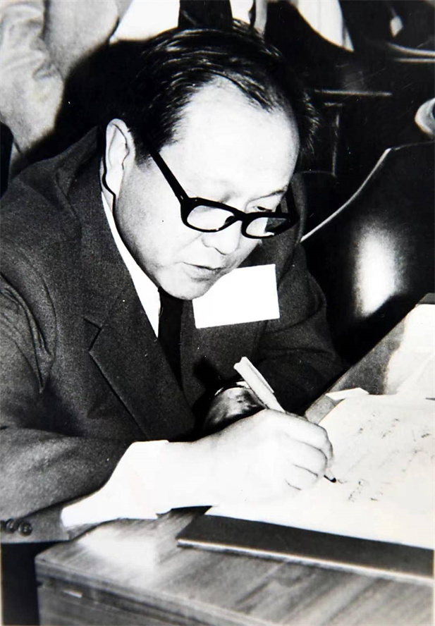 1979年，世界衛(wèi)生組織考察確證我國(guó)已于60年代初消滅天花。12月，北京生研所所長(zhǎng)章以浩作為全球消滅天花證實(shí)委員會(huì)成員，在全球消滅天花證書上簽字。次年5月，世界衛(wèi)生組織第33屆世界衛(wèi)生大會(huì)宣布全球已消滅天花.jpg