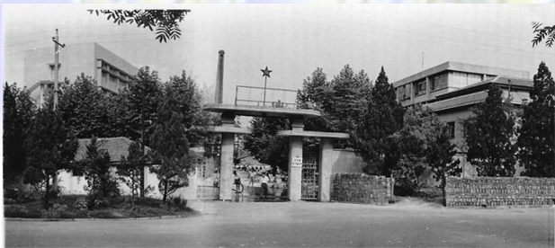 1950年，中南生物學(xué)制品廠（武漢生物制品研究所前身）成立.jpg
