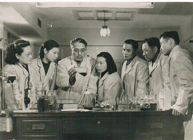 1950年代，著名微生物藥物學家，后任上海醫(yī)藥工業(yè)研究院抗生素室主任、副院長、名譽院長的童村，與科研人員在一起開展課題研究。.jpg