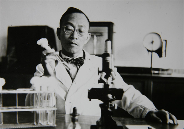 1955年，湯飛凡主持的沙眼研究小組分離出世界上第一株“沙眼衣原體”，命名為TE8，后在國際醫(yī)學界引起巨大反響，為我國贏得了榮譽，為我國微生物學界爭得了光榮.jpg