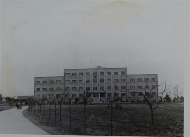 1958年，成都生物制品研究所成立。通過(guò)幾年的機(jī)構(gòu)調(diào)整、改造和建設(shè)，我國(guó)建成了北京、長(zhǎng)春、成都、蘭州、上海、武漢六大生物制品研究所。它們既是生產(chǎn)又是研究機(jī)構(gòu)，逐步成為本地區(qū)應(yīng)用微生物學(xué)、免疫學(xué)研究開(kāi)發(fā)基地及免疫接種科學(xué)技術(shù)的指導(dǎo)中心.jpg