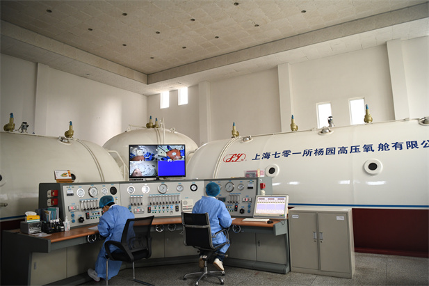 2020年2月，國藥東風總醫(yī)院使用高壓氧艙技術治療新冠肺炎。.jpg