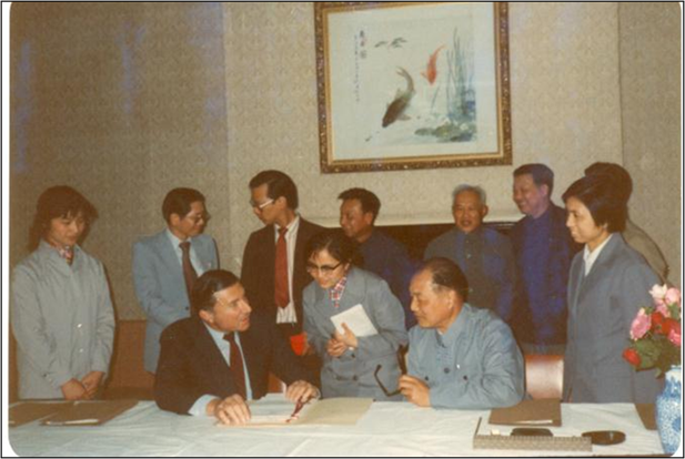 1982年5月，上海施貴寶合資簽約儀式，是中國改革開放以后成立的第一家中美合資制藥企業(yè)。.png