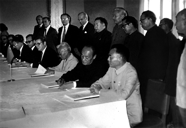 1982年11月，中瑞合資企業(yè)華瑞制藥在京簽約.jpg