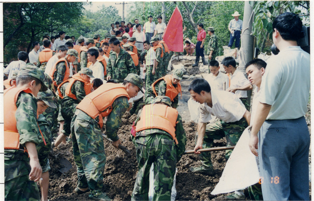 1998年8月15日，太極集團(tuán)派出41名員工組成抗洪搶險隊(duì)，赴湖北荊州抗洪搶險。.jpg