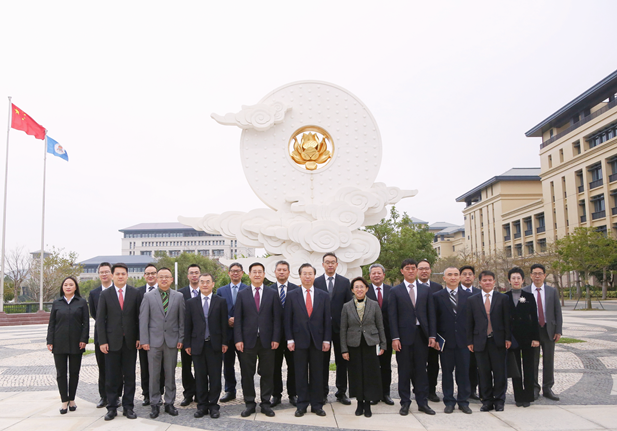 2024年2月26日，國(guó)藥集團(tuán)黨委書記、董事長(zhǎng)劉敬楨一行訪問(wèn)澳門大學(xué)，雙方簽署戰(zhàn)略合作協(xié)議并就進(jìn)一步深化合作進(jìn)行會(huì)談。澳門大學(xué)校長(zhǎng)宋永華、副校長(zhǎng)徐建，國(guó)藥集團(tuán)副總經(jīng)理（主持經(jīng)營(yíng)工作）胡建偉，副總經(jīng)理董增賀、晉斌等出席活動(dòng)。1.png
