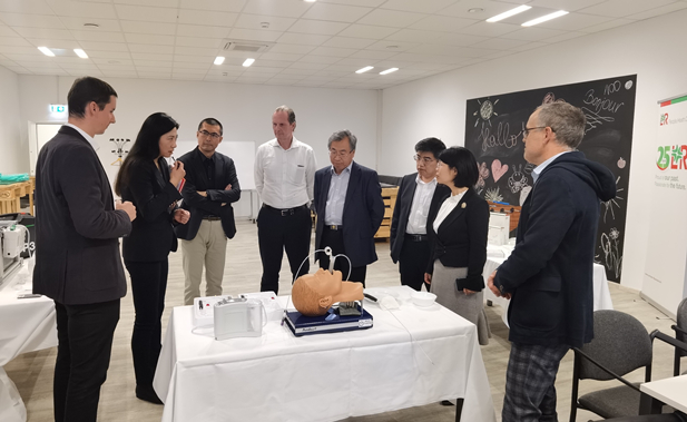 2023年11月10日，國藥集團(tuán)董事長劉敬楨應(yīng)邀率團(tuán)訪問歐洲領(lǐng)先的高端醫(yī)用耗材提供商洛曼勞仕醫(yī)療集團(tuán)，與洛曼勞仕集團(tuán)總裁、首席執(zhí)行官沃爾夫?qū)ぞ鬯估蘸褪紫\營官托馬斯·美尼茨會談交流.jpg