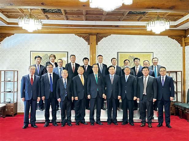 2023年12月20日，國藥集團(tuán)黨委書記、董事長劉敬楨參加韓國總理韓德洙會見中方代表團(tuán)活動并作為代表發(fā)言，就中韓兩國在生命健康領(lǐng)域未來發(fā)展合作提出積極建議。韓德洙對國藥集團(tuán)在韓中經(jīng)濟(jì)社會及生命健康領(lǐng)域的合作發(fā)展表示贊許。.jpg