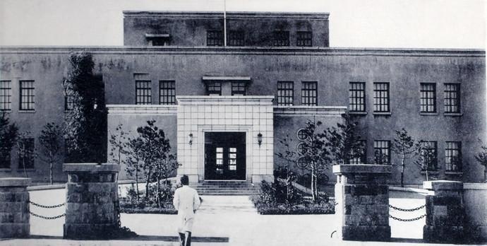 1946年，東北民主聯(lián)軍接管長(zhǎng)春衛(wèi)生技術(shù)廠，后改稱東北衛(wèi)生技術(shù)廠（長(zhǎng)春生物制品研究所前身）