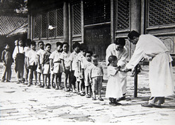 1950年初，位于天壇的中央防疫處（國藥集團(tuán)中國生物北京生物制品研究所前身）為兒童接種疫苗