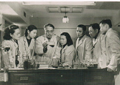 1950年，著名微生物藥物學(xué)家，后任上海醫(yī)藥工業(yè)研究院抗生素室主任、副院長、名譽(yù)院長的童村，與科研人員開展課題研究