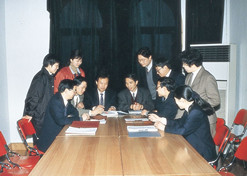 1990年，侯惠民帶領研發(fā)科研人員和企業(yè)科研人員一起交流。1996年侯惠民當選中國工程院院士