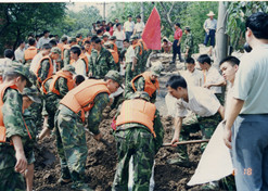 1998年8月15日，太極集團派出41名員工組成抗洪搶險隊，赴湖北荊州抗洪搶險。