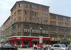1949年，東北醫(yī)藥總公司辦公樓（位于沈陽市太原街13 號，其中第一至第三層為30年代原建筑，第四層以上為80  年代所接蓋