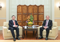 2024年2月26日，澳門特區(qū)行政長(zhǎng)官賀一誠(chéng)會(huì)見(jiàn)國(guó)藥集團(tuán)黨委書(shū)記、董事長(zhǎng)劉敬楨一行，雙方就推動(dòng)大健康產(chǎn)業(yè)發(fā)展、橫琴粵澳深度合作區(qū)建設(shè)等議題交換意見(jiàn)