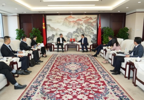 白忠泉董事長與全國政協(xié)副主席、共享基金會(huì)主席梁振英會(huì)談