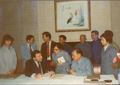 1982年，國藥外貿與百時美施貴寶公司合資建立中美上海施貴寶制藥有限公司，中美上海施貴寶是中國第一家中美合資制藥公司。