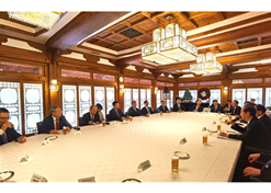 2023年12月20日，國(guó)藥集團(tuán)黨委書(shū)記、董事長(zhǎng)劉敬楨參加韓國(guó)總理韓德洙會(huì)見(jiàn)中方代表團(tuán)活動(dòng)并作為代表發(fā)言
